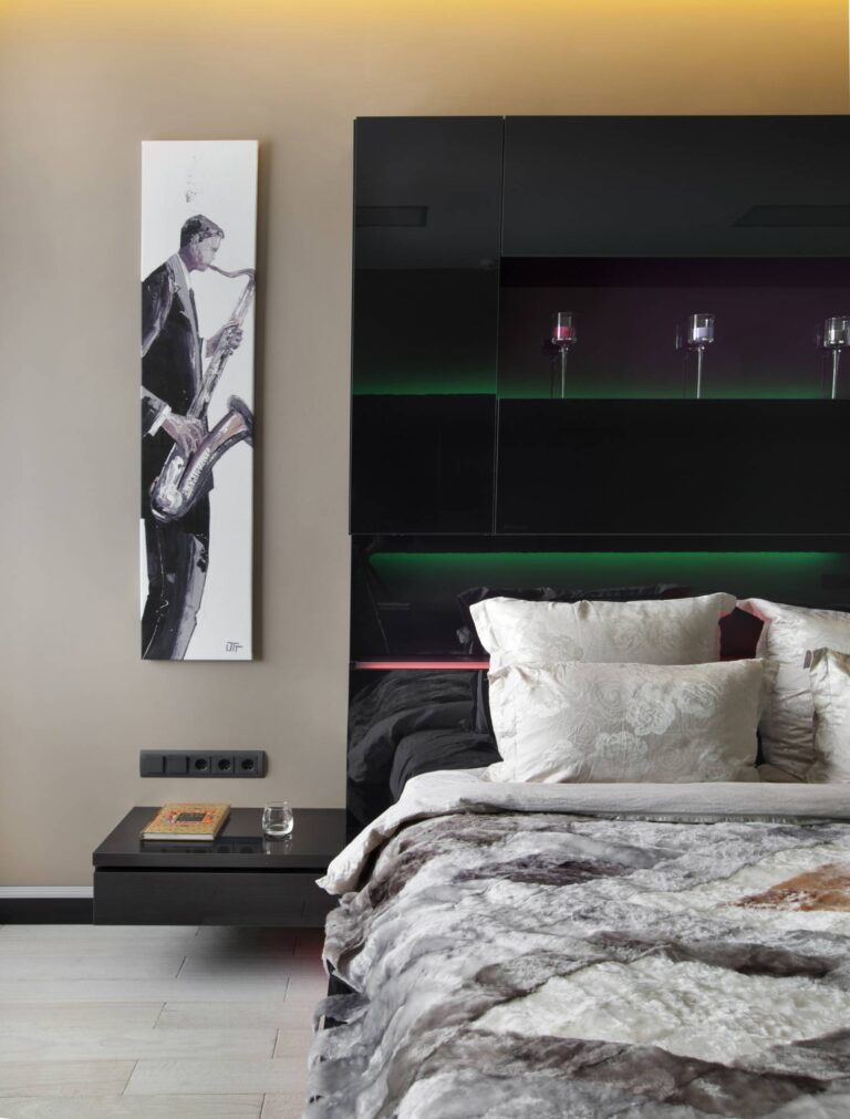 Зеленая подстветка в дизайне спальни с темной мебелью