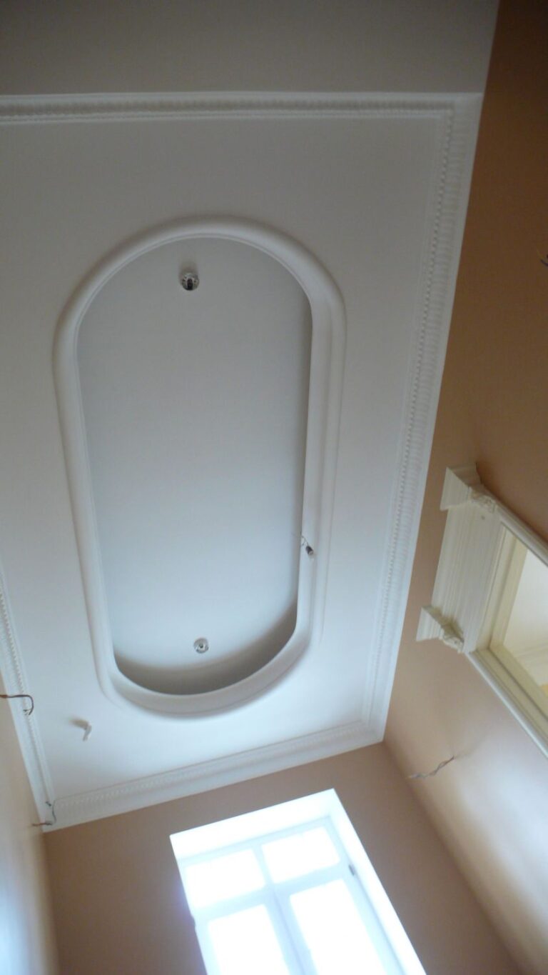 Отделка комнаты с овальной потолочной нишей