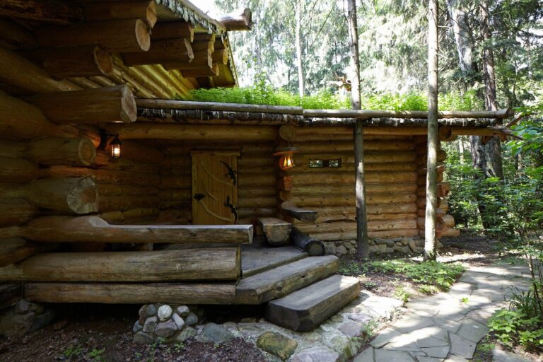 Оформление крыльца в бревенчатом доме