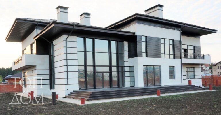 Контрастная отделка в дизайне белого коттеджа