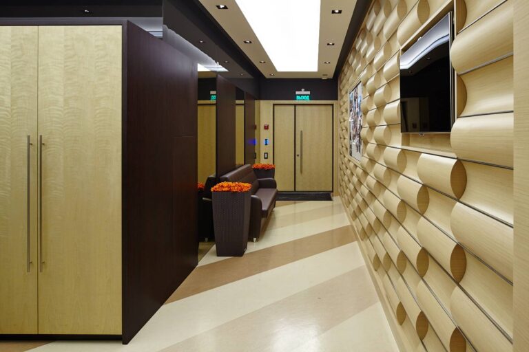 Интерьер офиса компании с отделкой деревом