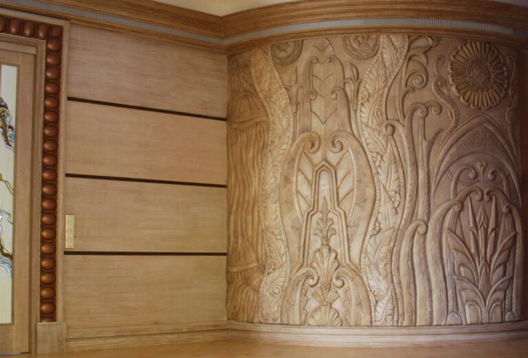 Светлые деревянные панели на стенах в спальне после ремонта