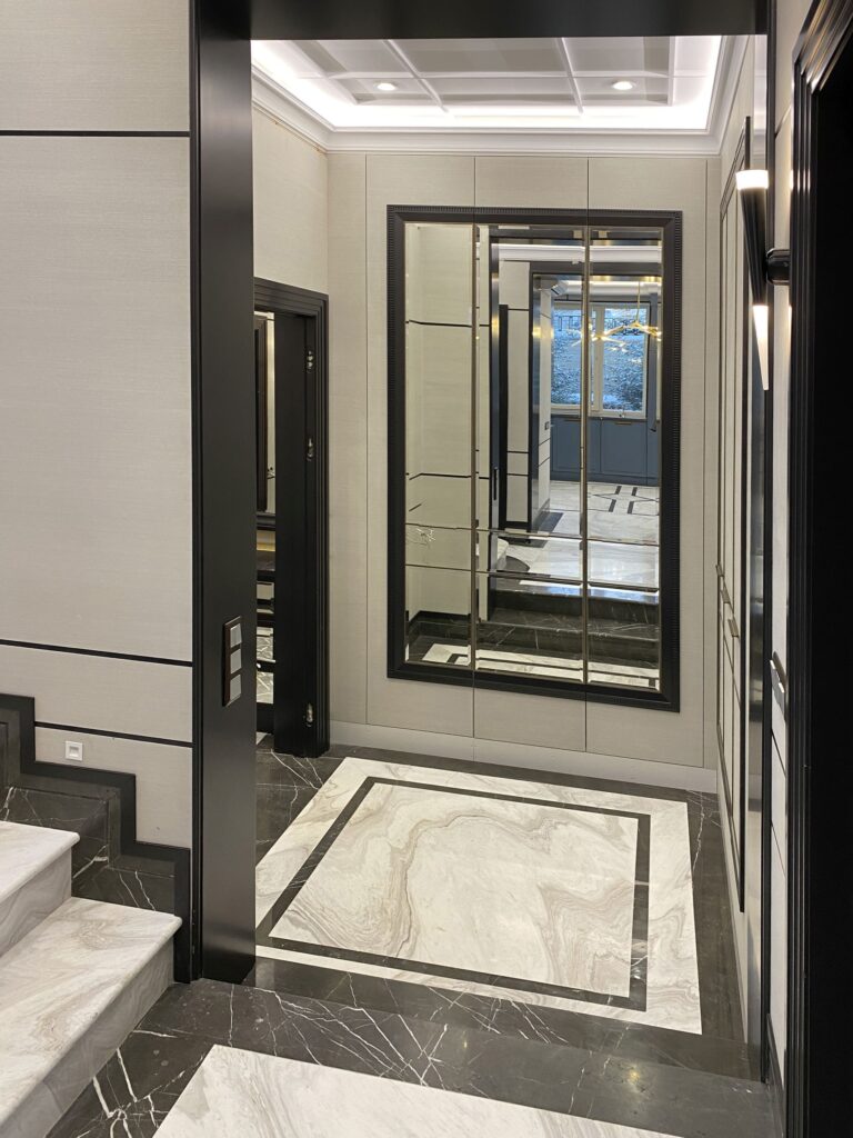 Большое зеркало в дизайне холла