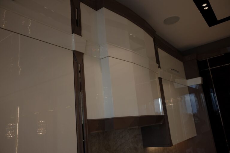 Кухня с навесными белыми шкафами в коричневой окантовке