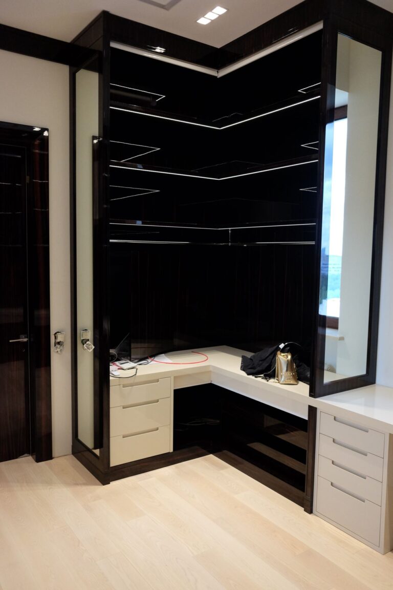 Прихожая с открытым угловым шкафом из тонированного зебрано