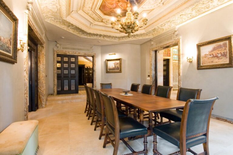 Классический интерьер столовой с резной темной мебелью