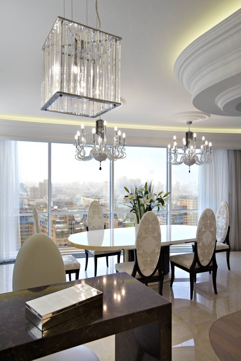 Дизайн столовой с овальным столом и красивыми люстрами