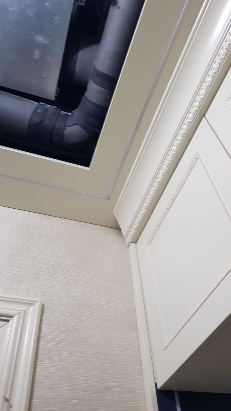 Плитнус с рельефным резным орнаментом в отделке потолка