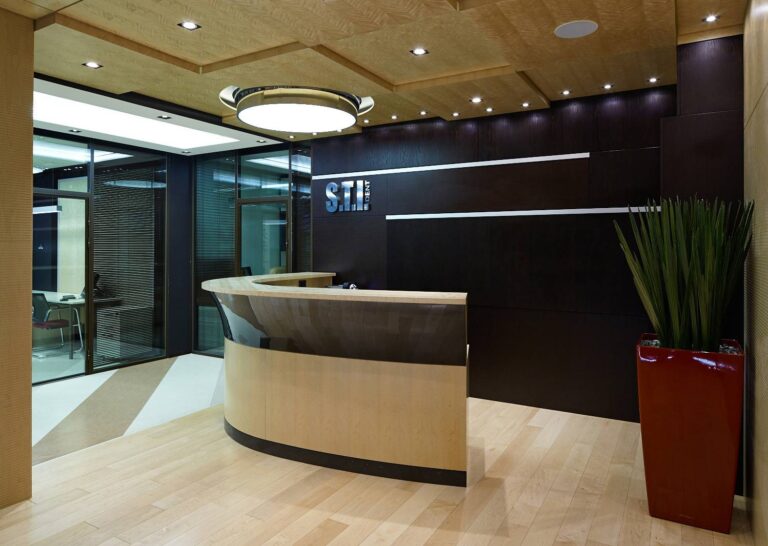 Контрастный дизайн интерьера приемной для секретаря