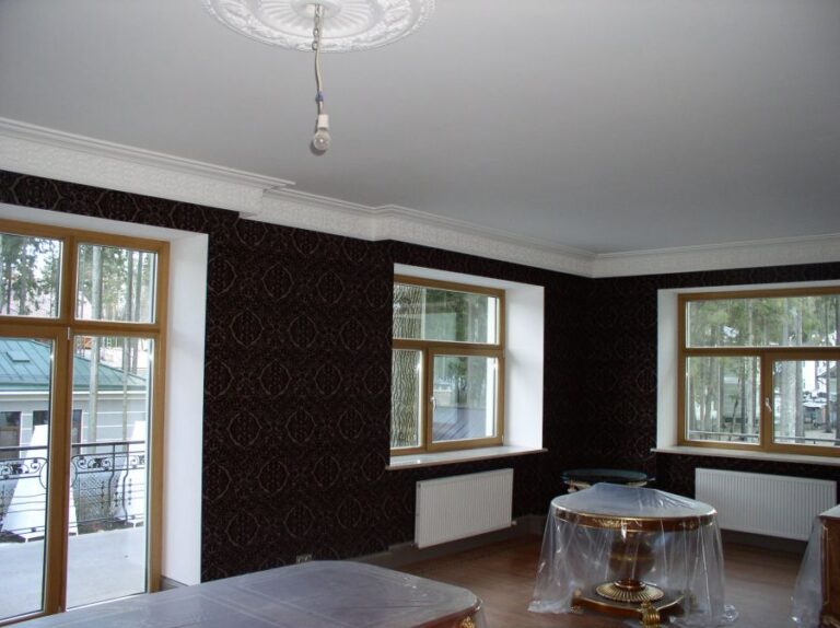 Темные обои на стенах в процессе ремонта дома