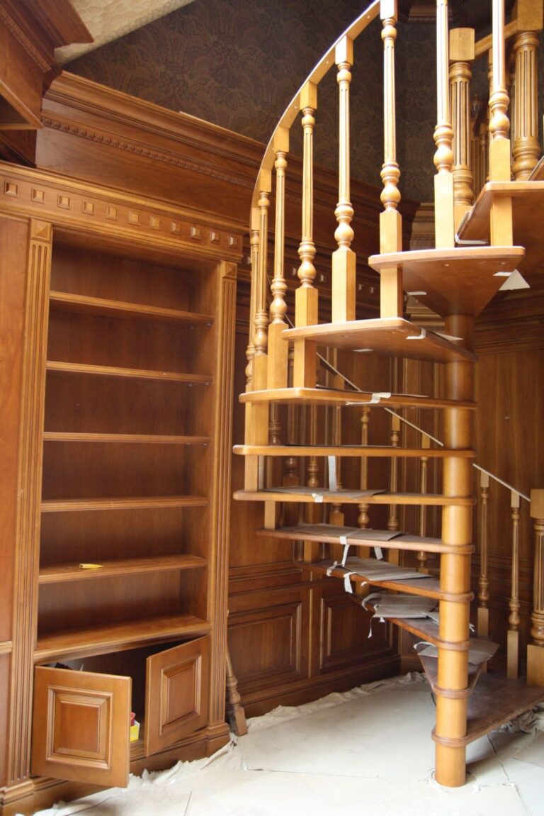 Отремонтированный коттедж с винтовой деревянной лестницей