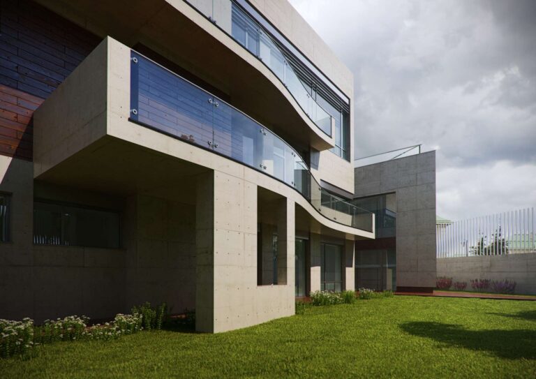 Стекло во внутреннем фасаде дома с балконом