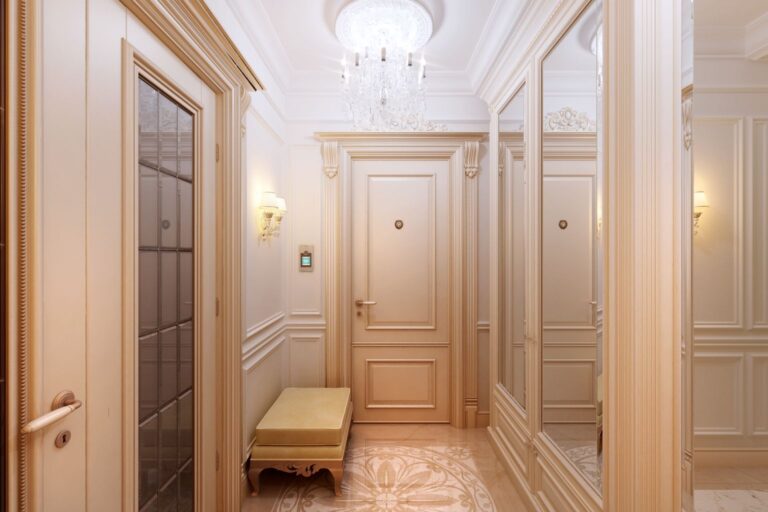 Резьба на стенах и дверях в классическом дизайне коридора