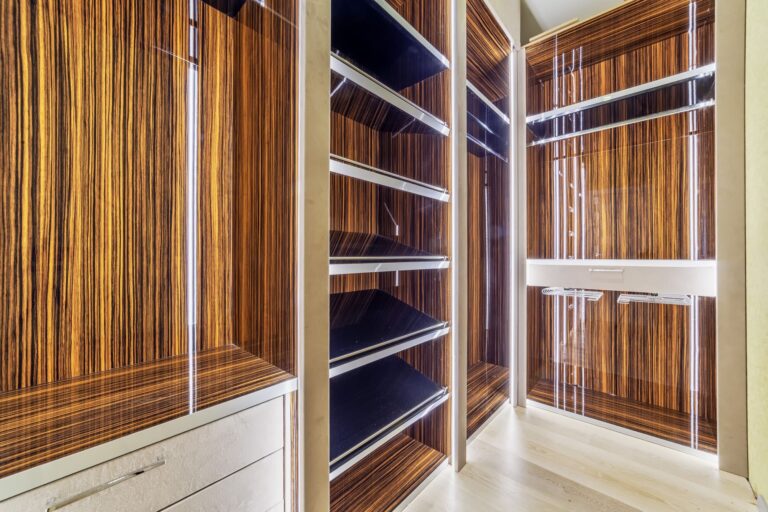 Гардеробная комната с глянцевыми панелями из древесины зебрано