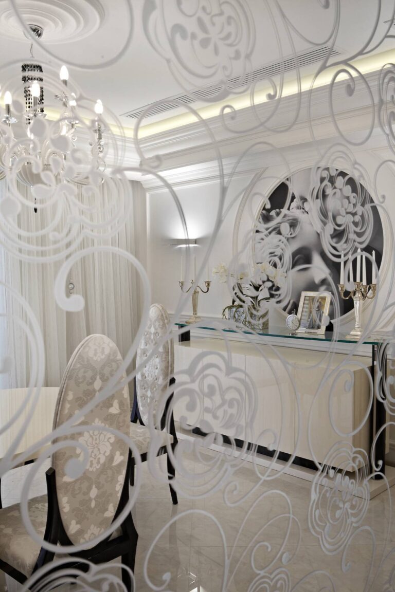 Вид на столовую через узорчатое стекло кухни