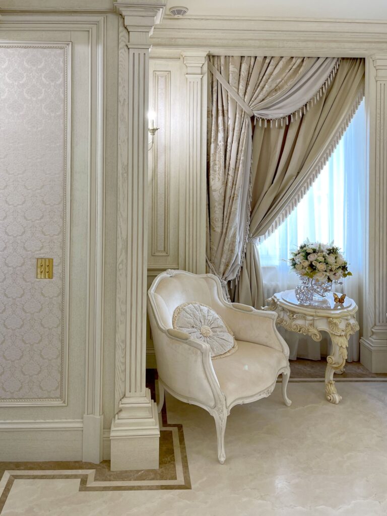 Интерьер холла в аристократическом дизайне квартиры