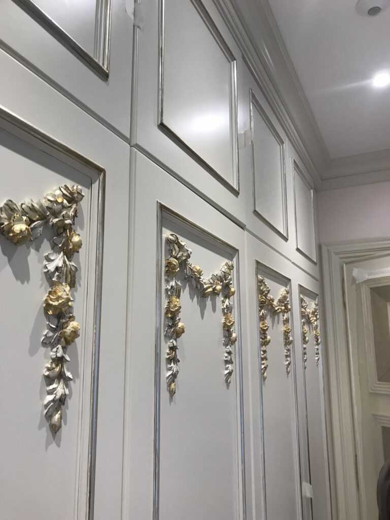 Рельефный цветочный декор на белых стеновых панелях