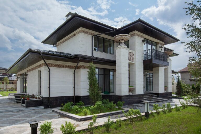 Украшенные вазонами и фризом, балкон и портик в фасаде дома