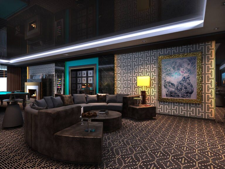 Выразительный интерьер кинозала с коричневым большим диваном