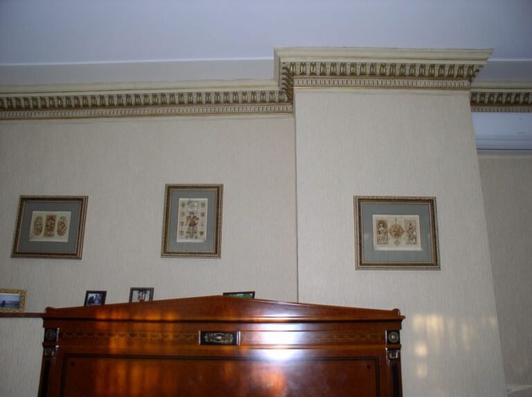 Оформление спальни после ремонта с лепным потолочным фризом