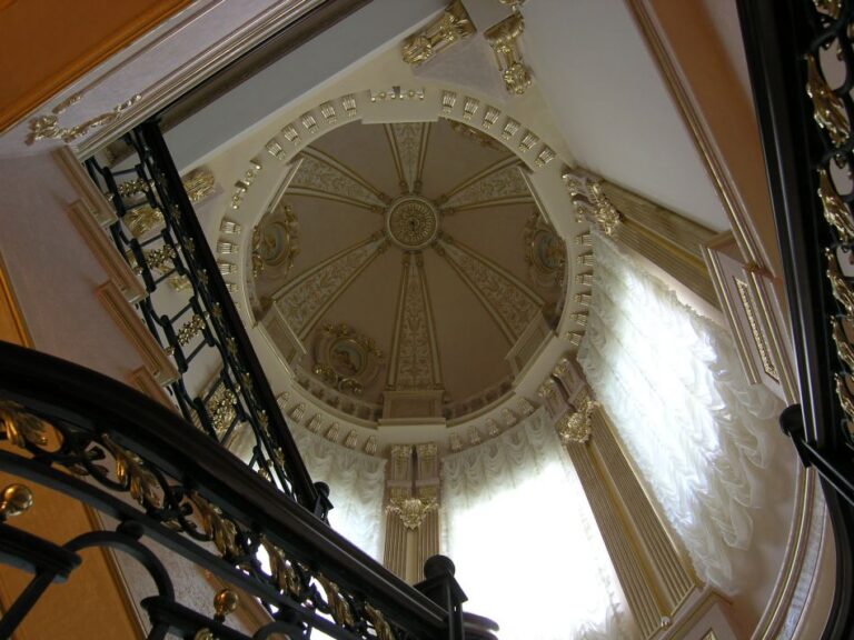 Оформление коттеджа с позолоченным потолком-куполом