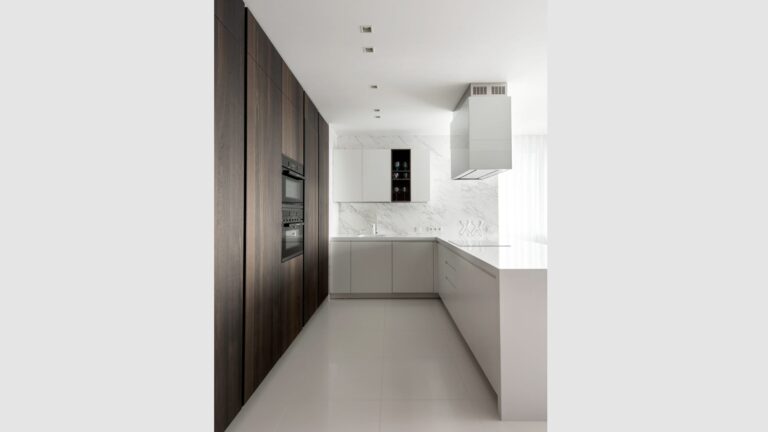 Глянцевая белая кухня с темно-коричневыми встроенными шкафами