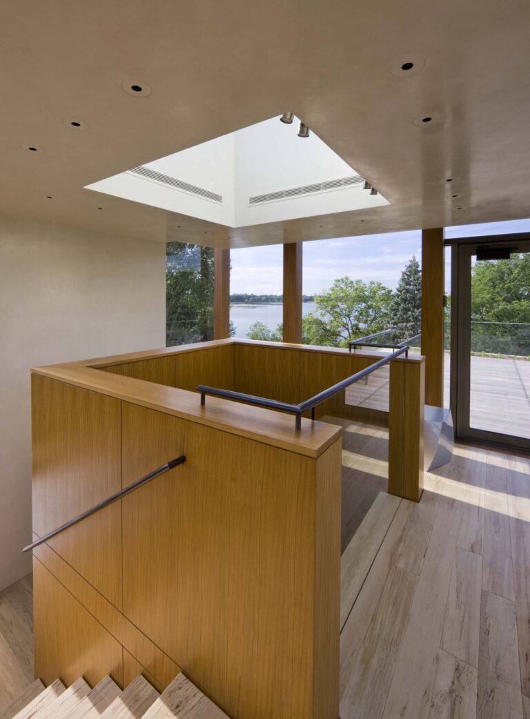 Светлое дерево и стекло в дизайне лестницы