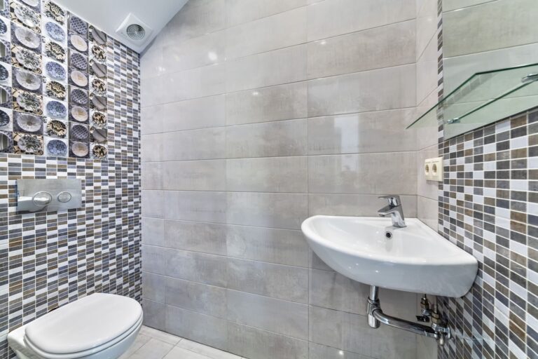 Санузел в отделке дизайнерской керамической плиткой