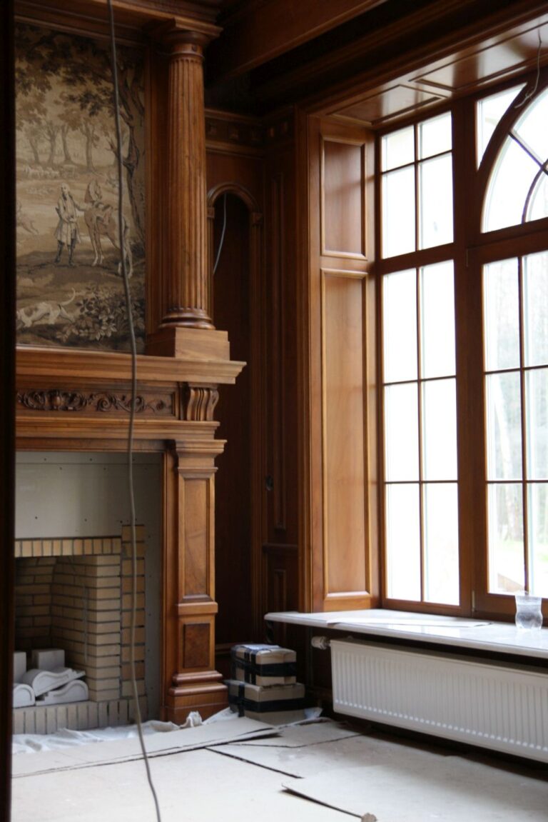 Отделка загородного дома с большим деревянным окном