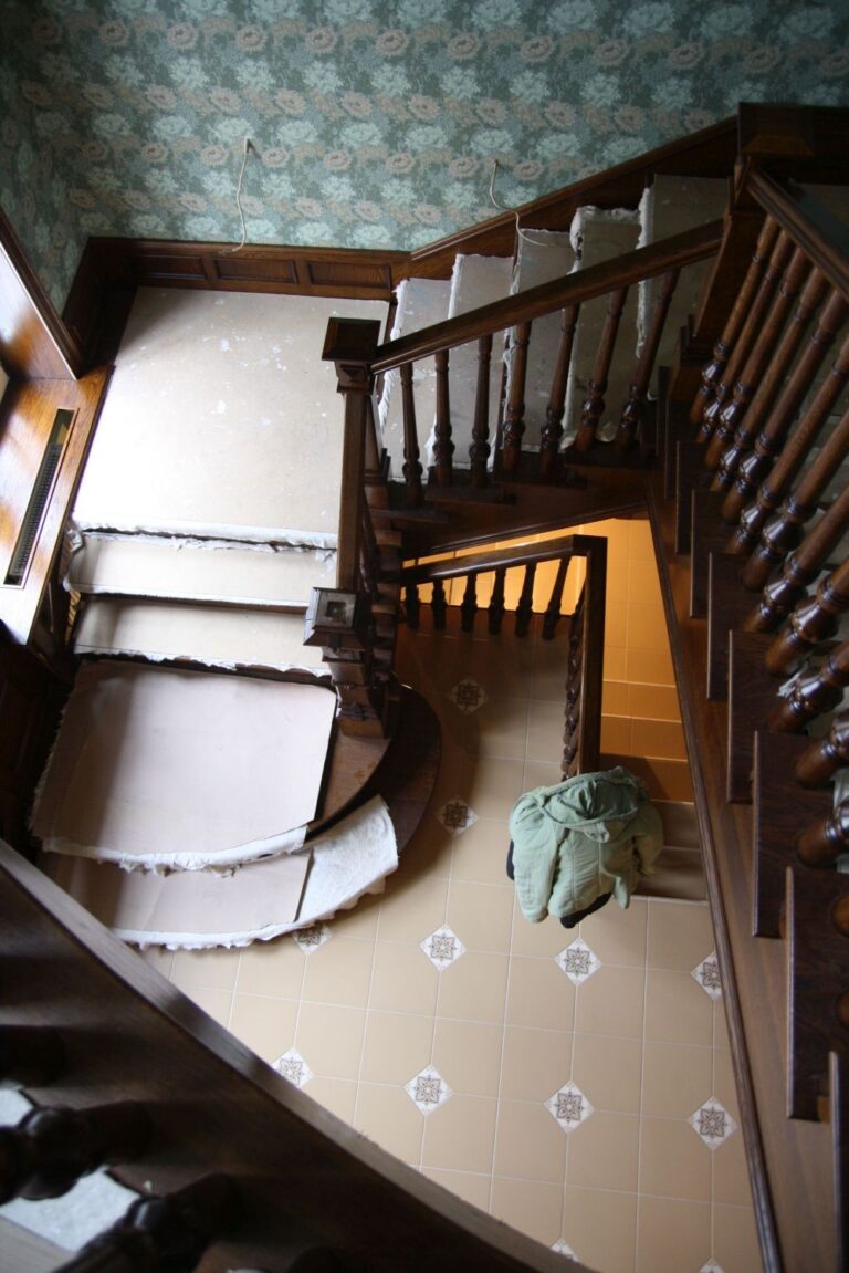 Фото ремонта коттеджа с классическими перилами лестницы