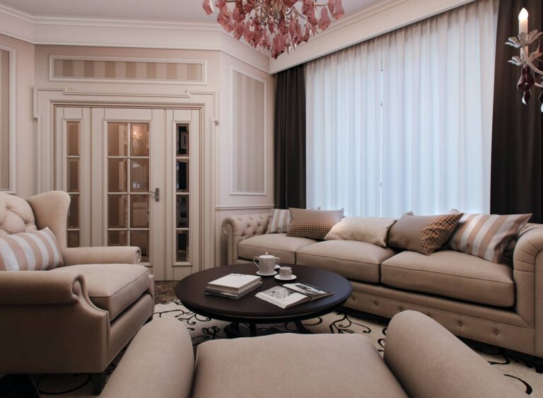 Оформление светлого интерьера гостиной с бежевой мягкой мебелью