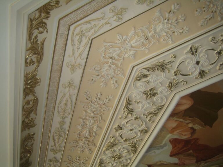 Готовый ремонт квартиры с лепным орнаментом на потолке