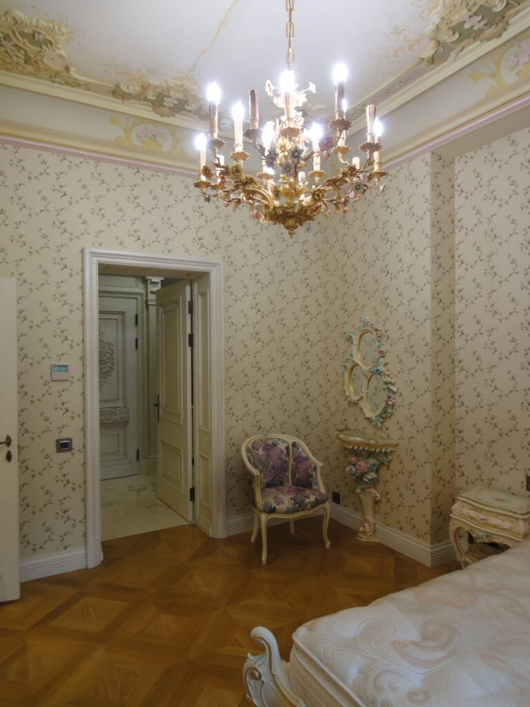 Дизайн спальни после ремонта со светлыми обоями в цветочек