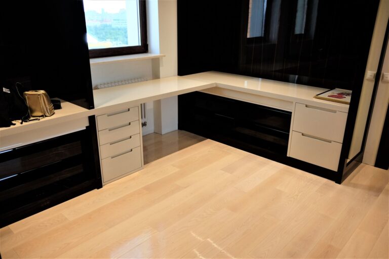 Дизайн-проект прихожей с паркетом миндального оттенка