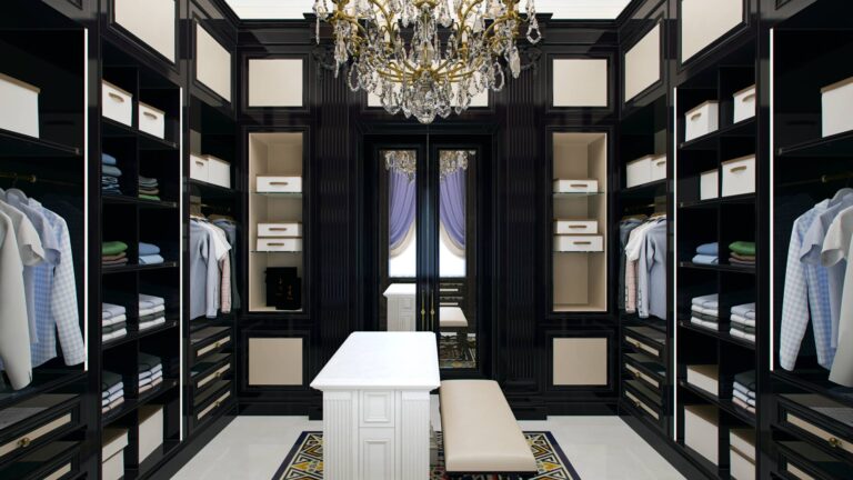 Мужская гардеробная комната с зеркальными распашными дверями