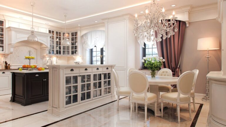 Кухня в классике с небольшой обеденной зоной