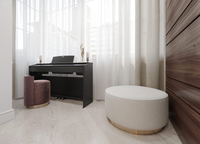 Интерьер белой гостиной с черным электронным пианино