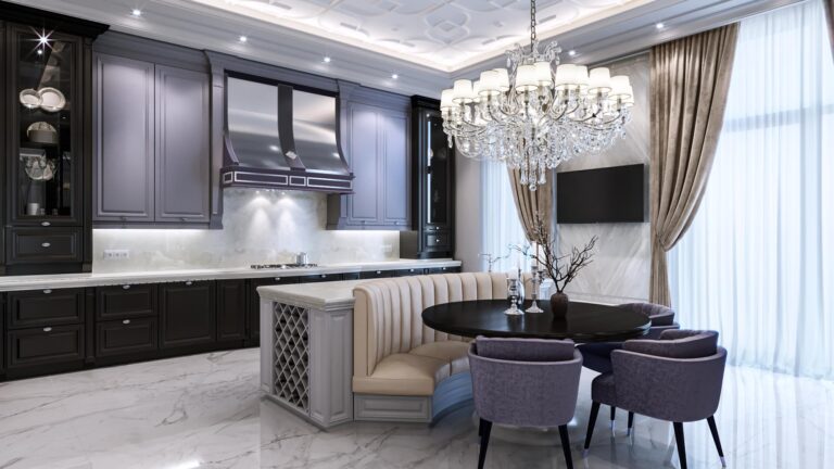 Кухня с большой хрустальной люстрой с белыми абажурами