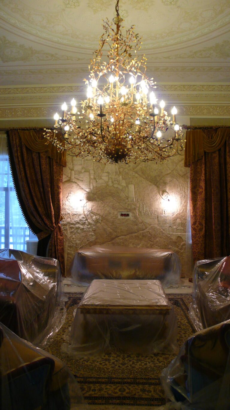 Фото ремонта стены гостиной с монохромным барельефом