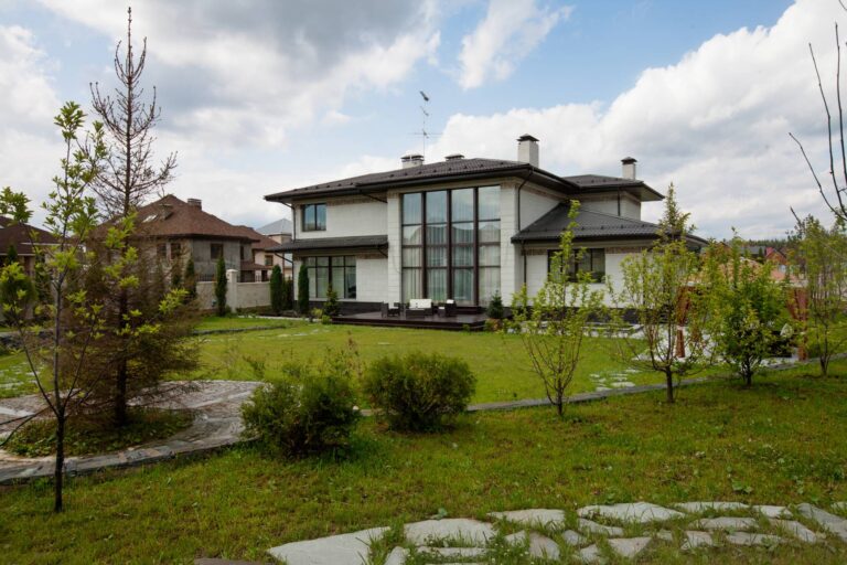 Панорамные окна во внутреннем фасаде коттеджа