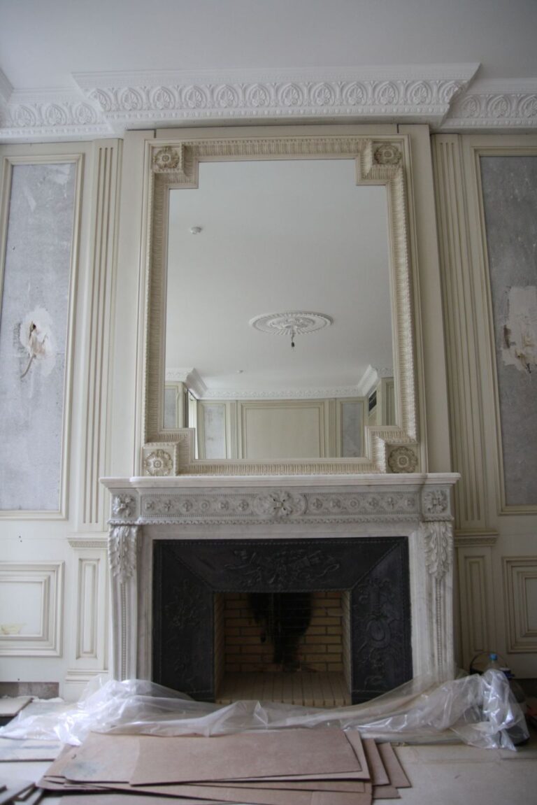 Резная рама для зеркала в готовом ремонте комнаты