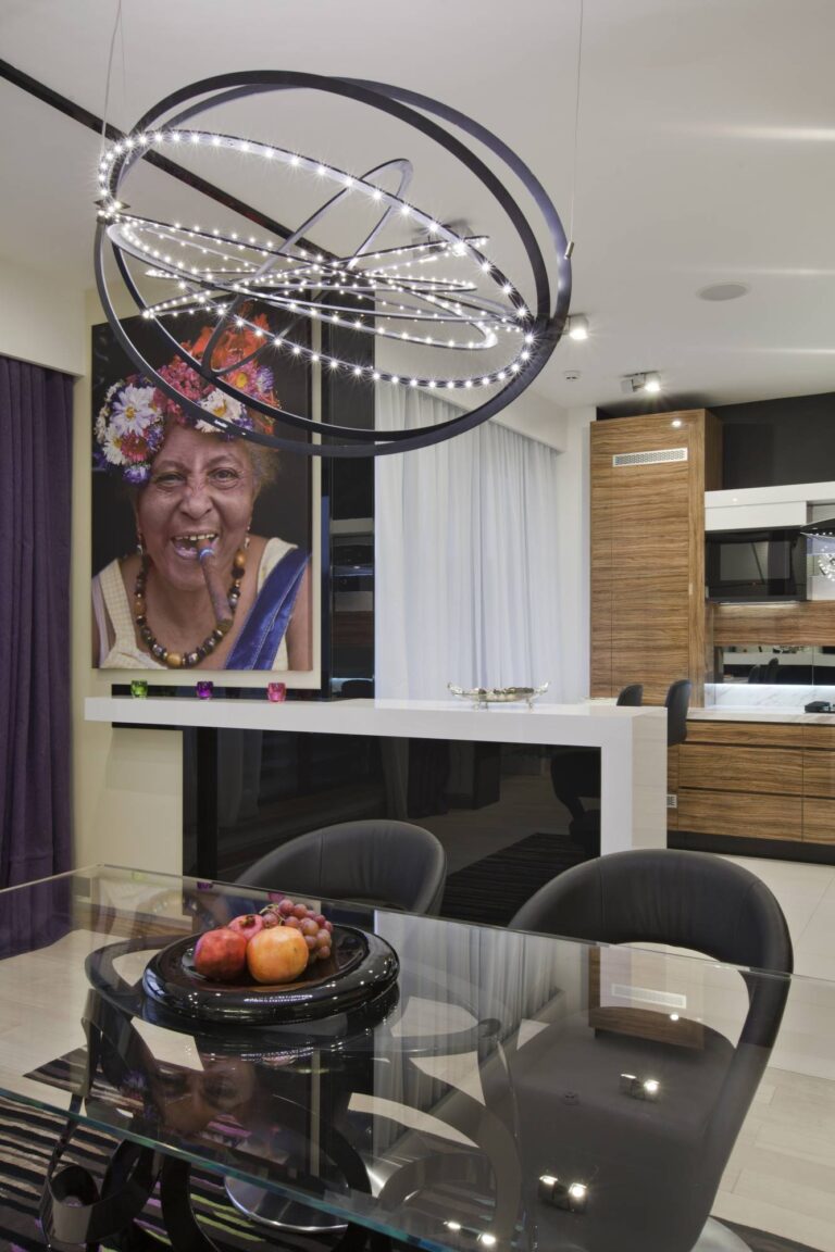 Белая стойка в интерьере кухни натуральных цветов