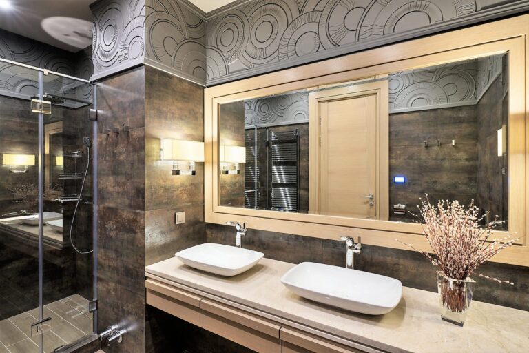 Санузел с темно-коричневой мраморной отделкой