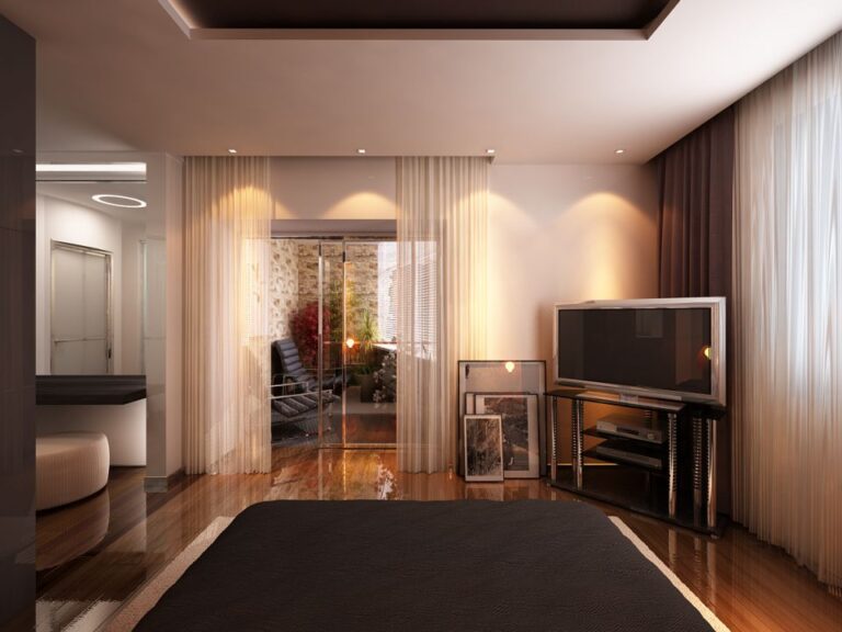 Дизайн спальни в бежево-коричневых тонах с лакированным полом из дерева