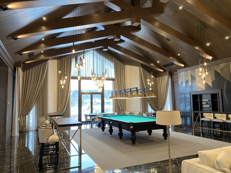 Интерьер бильярдной на 2-м этаже дома