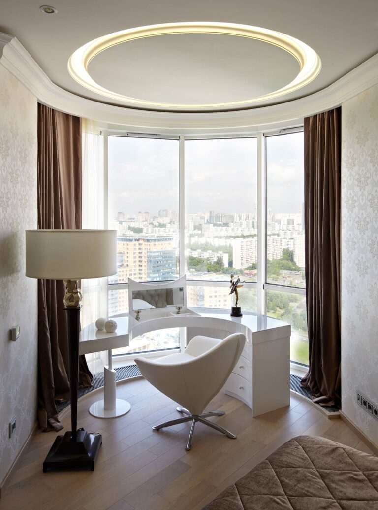 Дизайн эркера с туалетным столиком в спальне