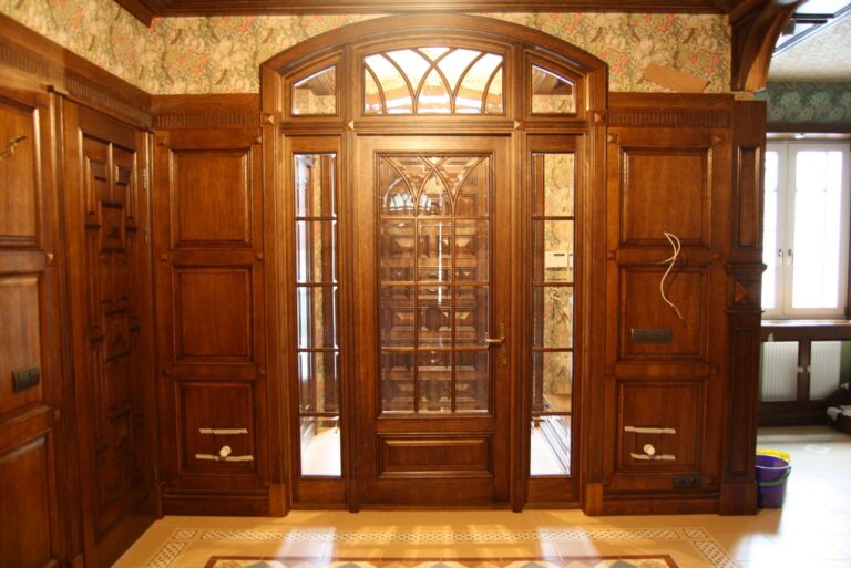 Дом после ремонта с деревянными остекленными дверьми