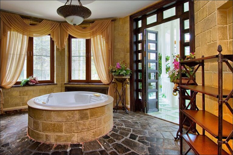 Реальный интерьер ванной с грубым полом из камня