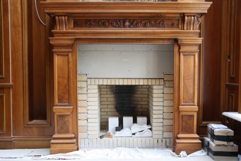 Светло-бежевый кирпич в отделке каминной печи