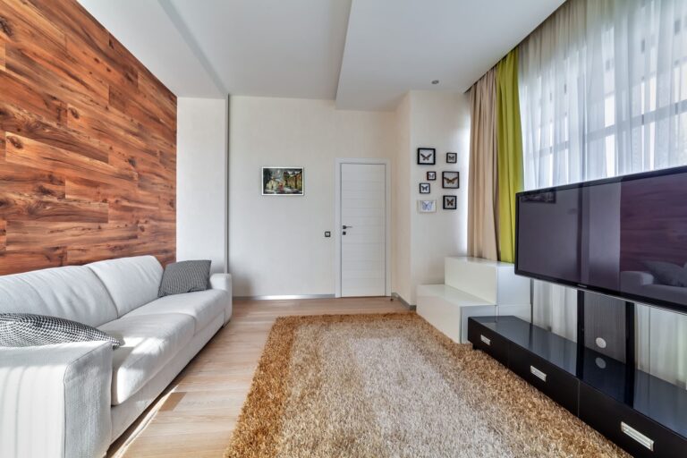 Интерьер детской с пушистым бежевым ковром